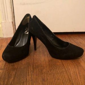 Round Toe Black Heeled Pump